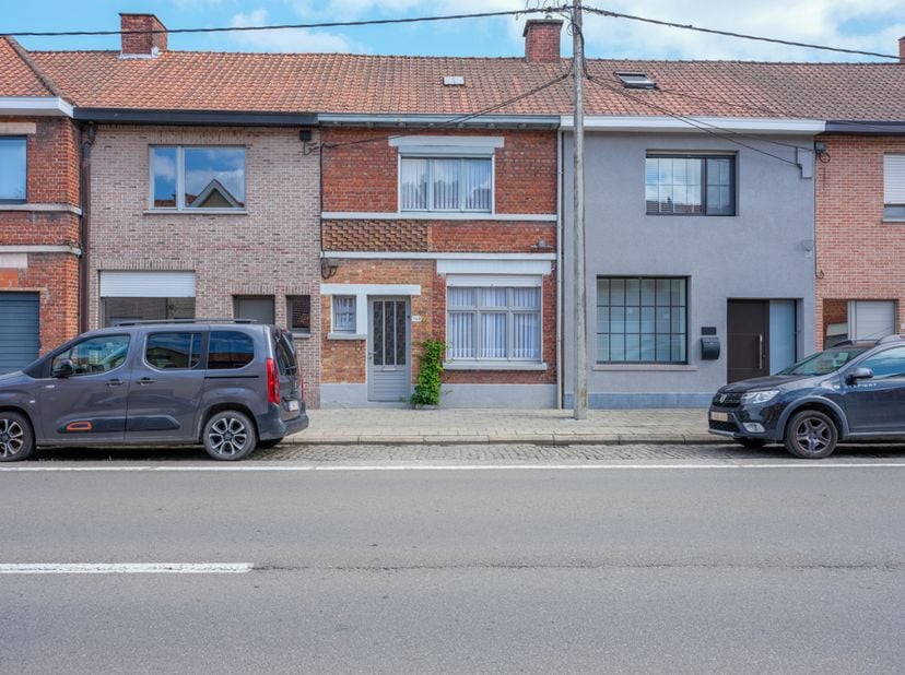 Charmante, te renoveren woning dichtbij centrum Roeselare/Rumbeke, op wandel- en fietsafstand van meerdere warenhuizen en scholen. Vlotte aansluiting