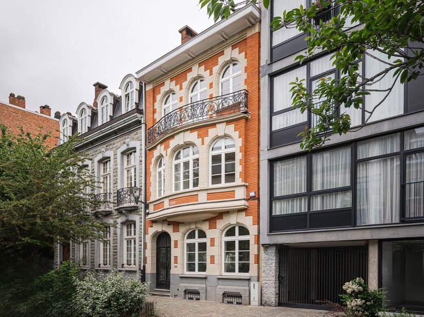 Située entre lOTAN et les institutions européennes, maison bourgeoise dune superficie brute selon PEB de ± 524 m² offrant six chambres et un agréable
