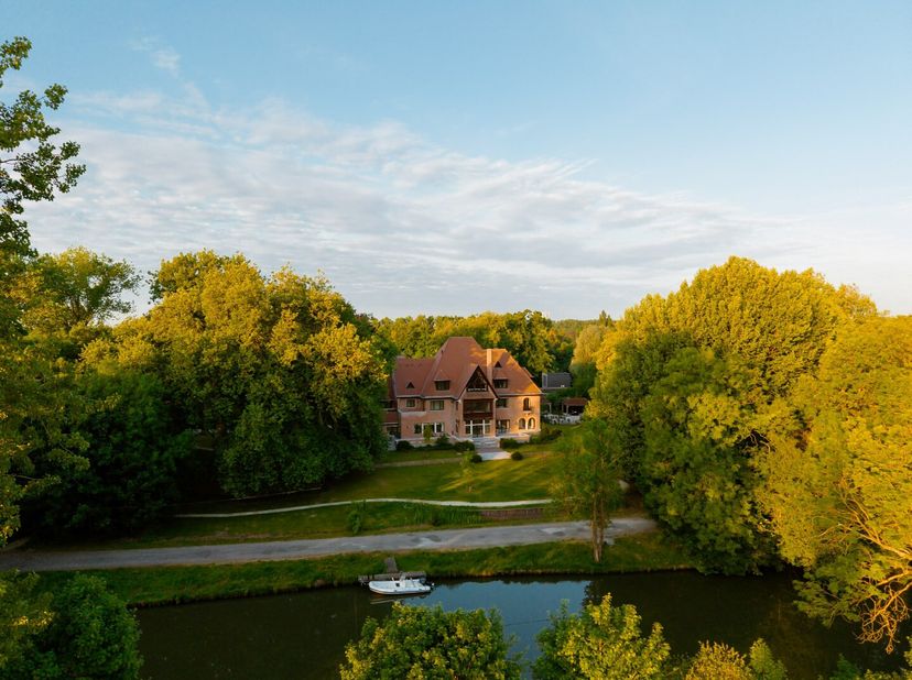 Salon is een stijlvol villa-appartement met een bewoonbare oppervlakte van ca. 221 m². Het wordt volledig afgewerkt aangeboden, volgens het voorbeeld