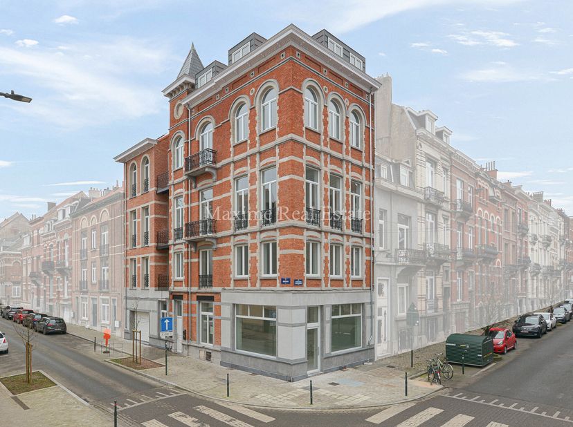 Maxime Real Estate presenteert u een bureau of commerciële handelsruimte voor.&lt;br /&gt;
Uitstekende ligging tussen Square Ambiorix/Jubelpark en nabij de