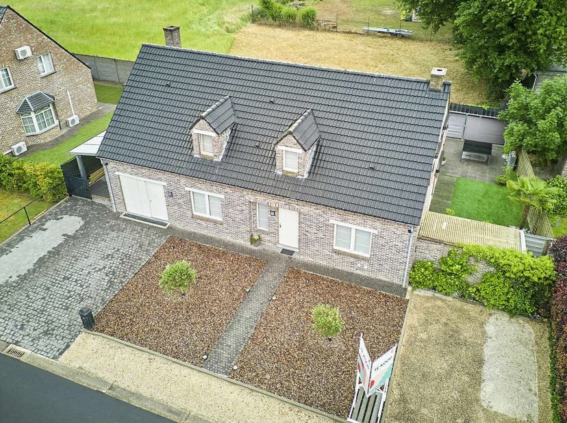 Deze gezellige instapklare woning is gelegen in Sint-Lambrechts-Herk op een perceel van 9 are, vlak aan de grens met Alken op enkele minuten van de N8