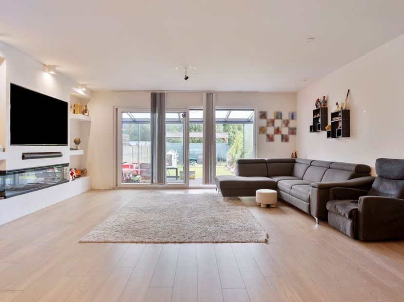 In dit kleinschalig gebouw nabij het centrum van Wijnegem bevindt zich dit energiezuinige gelijkvloersappartement met ruime tuin. Winkels, scholen en