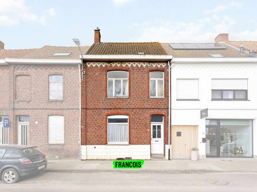 In Nieuwkerke (deelgemeente Heuvelland) bevindt zich deze ruime rijwoning. De totale oppervlakte van dit perceel bedraagt 262m² en het bewoonbare 188m