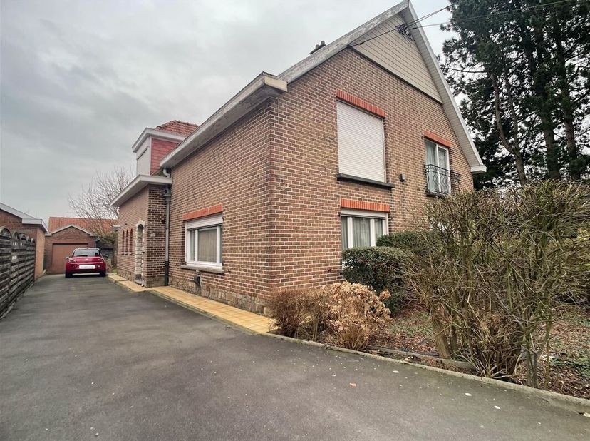 Maison robuste à 3 façades datant de 1964, située sur une parcelle de 446 m², avec un vaste entrepôt d&#039;environ 150 m².&lt;br /&gt;
Elle dispose d&#039;un hall d&#039;