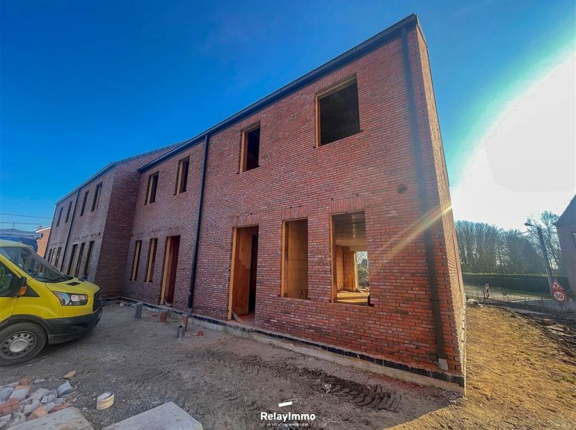 Nouvelle maison deux façades (Lot 3) avec trois chambres (poss quatre et bureau - OPTION), une salle de bain, deux emplacements de parking et jardin.