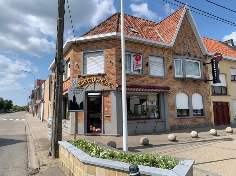 Op het gelijkvloers bevindt zich de leefruimte en uitgeruste keuken. Privédeel is afgesloten van de commerciële ruimte die momenteel dienstdoet als ba