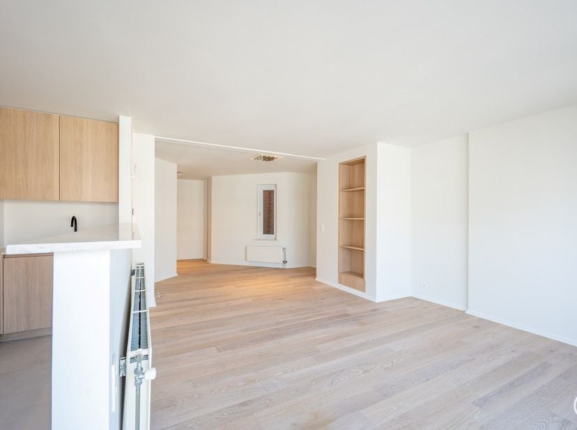 NON MEUBLÉ - Appartement rénové avec goût avec une belle façade situé sur l&#039;avenue Lippens à quelques pas de la plage.&lt;br /&gt;
DISPOSITION : entrée avec