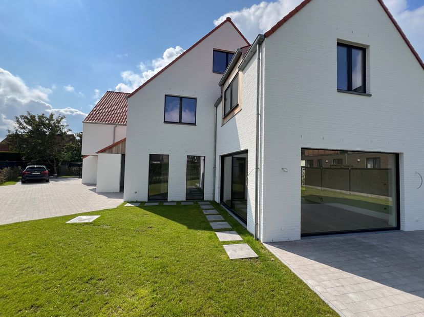 Deze koppelvilla in Duinbergen is gelegen in een rustige omgeving, op een steenworp afstand van het strand. Bij het binnenkomen van de villa wordt u v