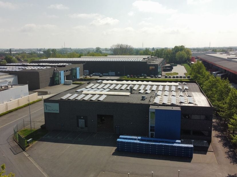Magazijn van 1.345m², met kantoor van 589m² en buitenterrein van 3.000m² in de haven van Gent. &lt;br /&gt;
&lt;br /&gt;
Kenmerken: &lt;br /&gt;
&lt;br /&gt;
	-2 rolbruggen: