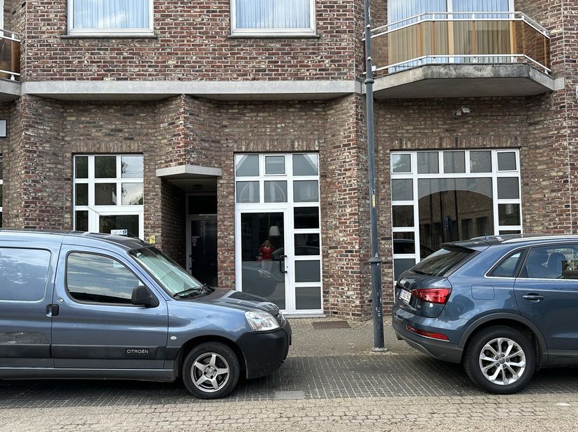 Winkel- of kantoorruimte (EPC label B) met private parking, gelegen in het centrum van Houthalen tussen 2 publieke, gratis, parkeerplaatsen, het John
