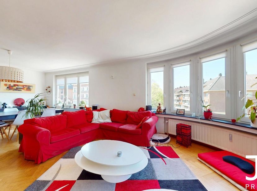 Dit ruime appartement met karakter is ideaal gelegen in de wijk Chant d&#039;Oiseau, op een steenworp afstand van het Woluwepark. Het zal je verleiden met