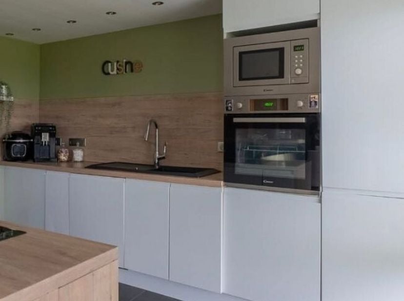 Fantastische grote gezellige woning met grote tuin op fietsafstand centrum, winkels en scholen te Herseaux, omvattende o.a.: Inkomhal Vestiaire Afzond