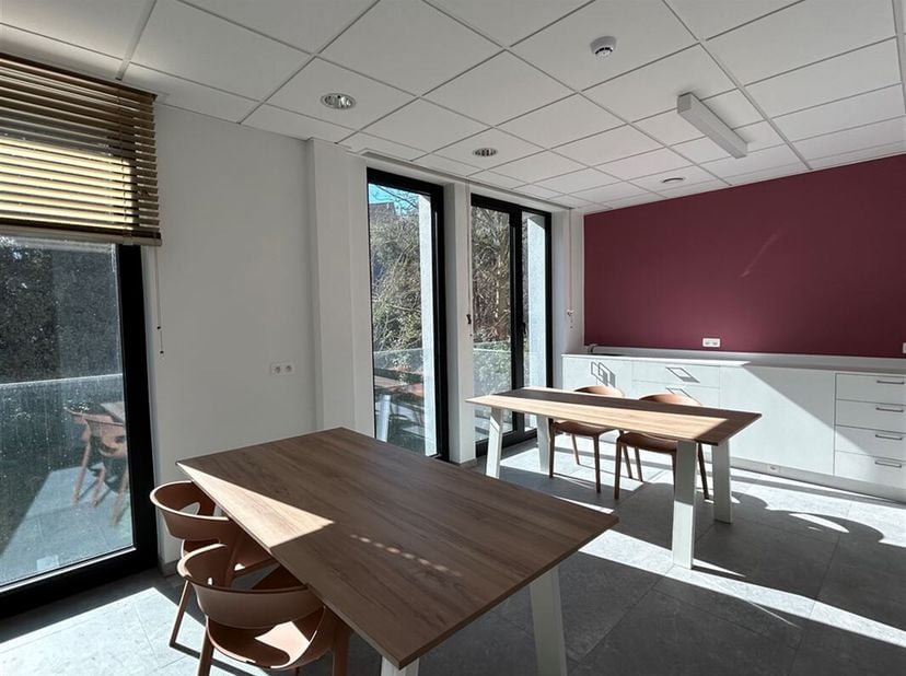 In hartje Leuven, op de prestigieuze Bondgenotenlaan, worden gloednieuwe consultatieruimtes te huur aangeboden. Het gebouw is rustig gelegen achterin,