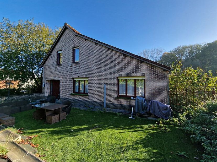 Schepdaal - A proximité des grands axes et du centre de Schepdaal.&lt;br /&gt;
Belle maison 4 façades de +/-220m² en bon état avec garage et jardin !!&lt;br /&gt;