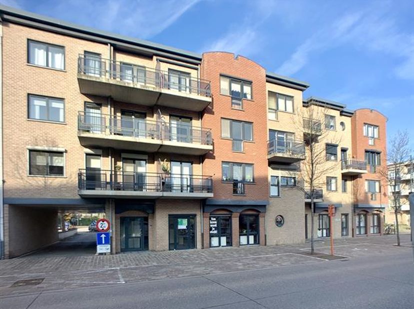 Het appartement is gelegen op het 2 de verdiep - ook bereikbaar via lift  - in de residentie &#039;Oostereind&#039; met terras en één garage in de kelderverdiep