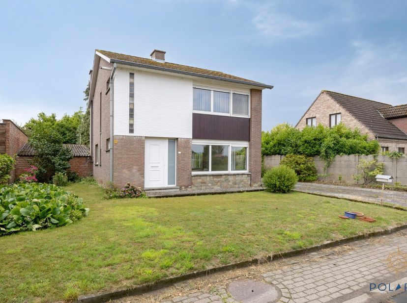 Cette maison individuelle est située au 178 Karrestraat à Herent, sur un terrain de 19a43ca. La largeur du terrain est presque de 18m à la rue et sa p