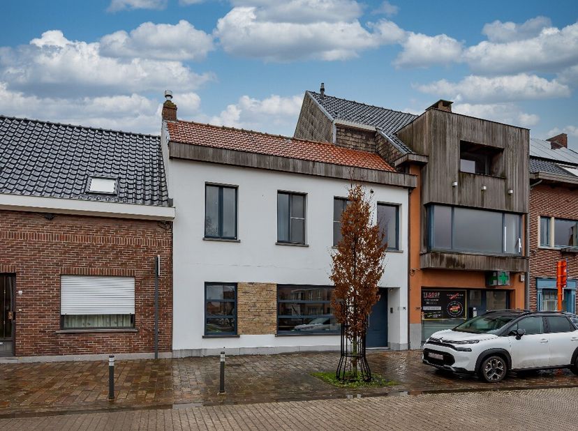 LiggingDorpsstraat 98 is gelegen in het hart van het pittoreske Sint-Laureins, een charmante gemeente in het Vlaamse meetjesland. De woning geniet van
