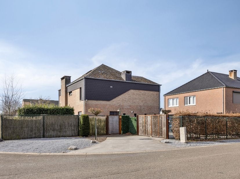 Royale en karaktervolle vrijstaande woning op welgewilde woonlocatie gelegen en op een prachtig perceel van maar liefst 825 m2.&lt;br /&gt;
De woning is ide