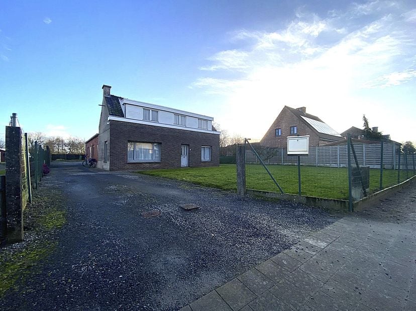 RUSTIG GELEGEN WONING MET TUIN -  &lt;br /&gt;
 &lt;br /&gt;
Te renoveren, rustig gelegen woning (open bebouwing) te Lovendegem, Verbindingsweg 70; opp. 782,84 m²