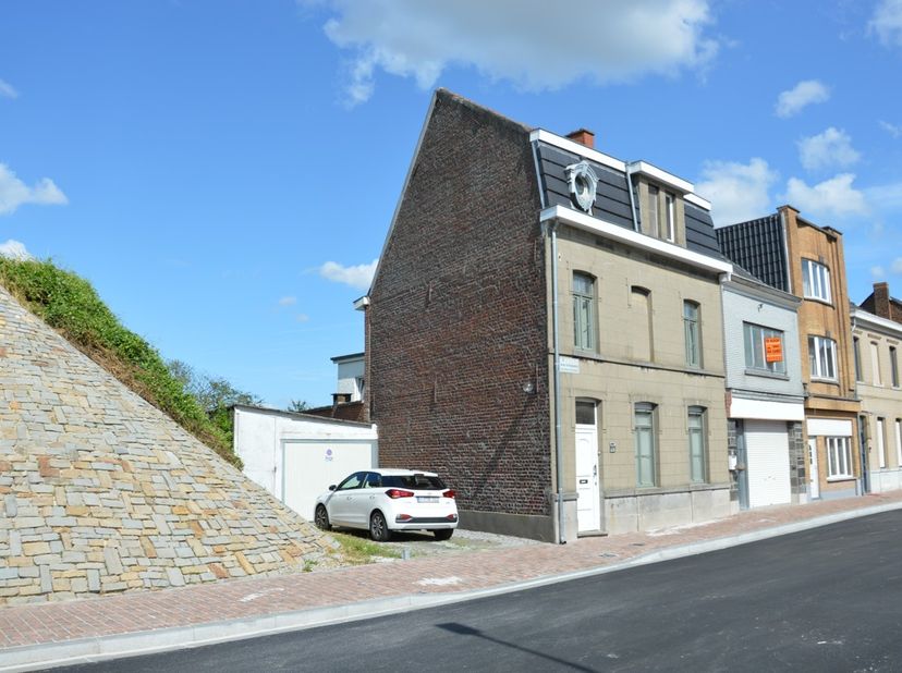 Deze te renoveren stadswoning is gelegen in het centrum van Ronse, en geniet van een uitstekende ontsluiting. Op 600m van de Grote Markt en het statio
