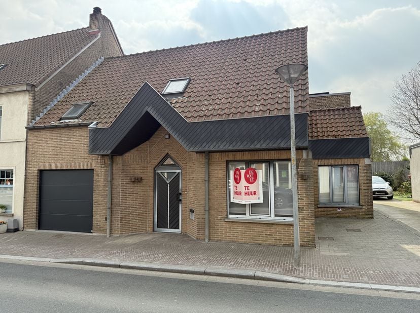 Deze gezellige woning met twee ruime slaapkamers is te huur in het centrum van Wortegem-Petegem. Deze woning biedt heel wat ruimte met verschillende b