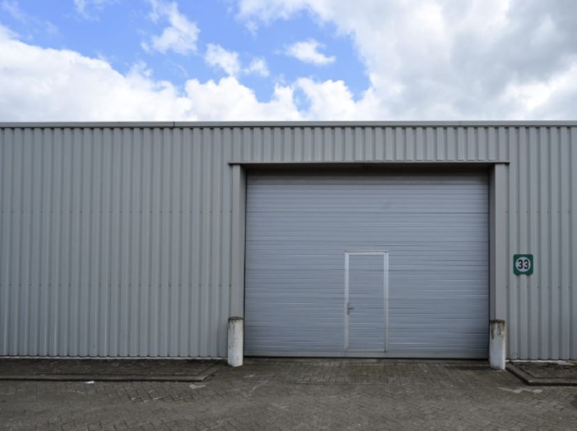 Gelegen op het bedrijventerrein aan Delften 23 in Malle, provincie Antwerpen, bieden wij een magazijn van circa 750 m² te huur aan. Deze locatie langs