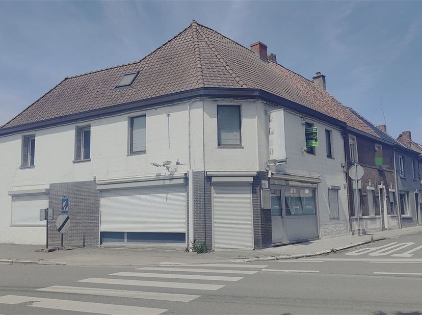 Ancien immeuble commercial à rénover idéalement situé sur la place de la Bourgogne, en face du château d&#039;Estaimbourg, bénéficiant d&#039;une visibilité opt