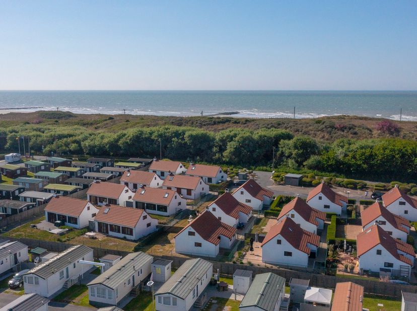 Deze erfpacht vakantiewoning is rustig gelegen aan de duinengordel van Oostende en op 2 minuten van de Zeedijk. Deze woning is voorzien van een lichtr