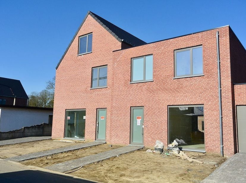 Nieuwbouwwoning in een nieuw woonproject met 3 slaapkamers ! &lt;br /&gt;
&lt;br /&gt;
Inkom , apart toilet , woonkamer met open keuken , berging inpandige garage