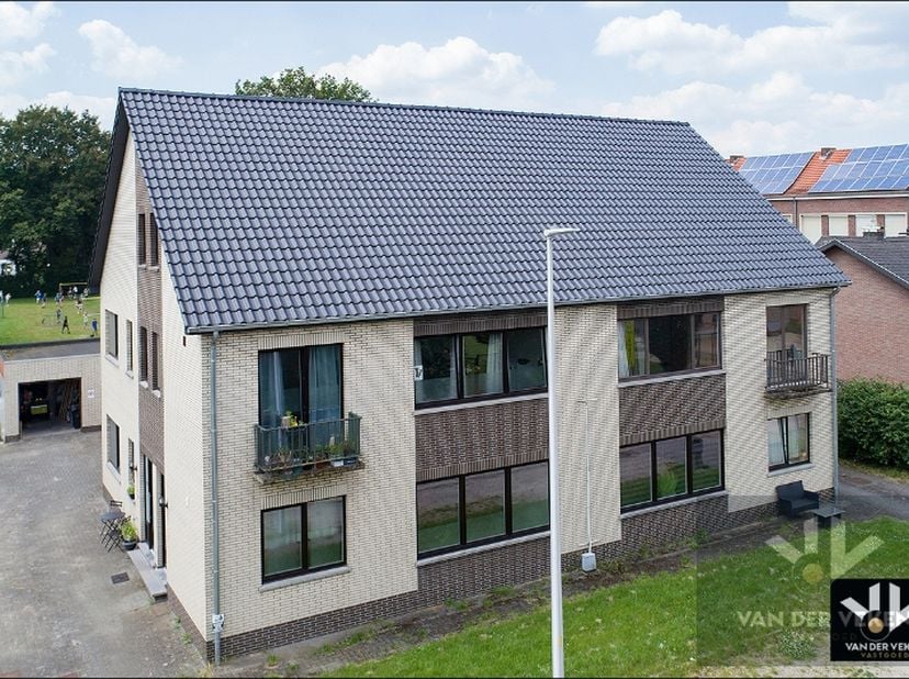 Ruim, instapklaar 2-slaapkamerappartement met goede, correcte huurders, op de eerste verdieping (met uitbreidingsmogelijkheden) van een kleinschalige