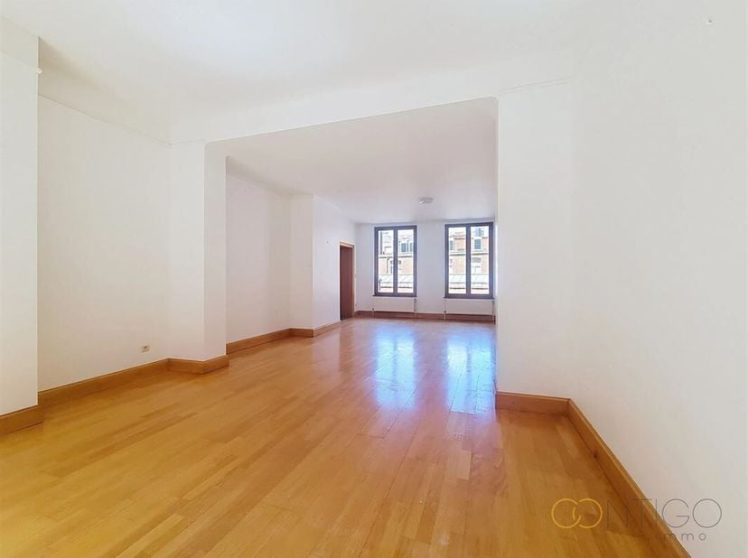 L&#039;agence immobilière Contigo vous propose un spacieux appartement situé à deux pas de la Grand Place, dans la rue du Manneken Pis, pour une superficie