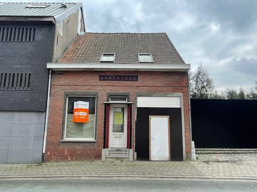 Een te renoveren/te verbouwen woning met tal van mogelijkheden. Gelegen op een zuidgericht perceel grond van 140 m2. Mooie straatbreedte van 7 meter (