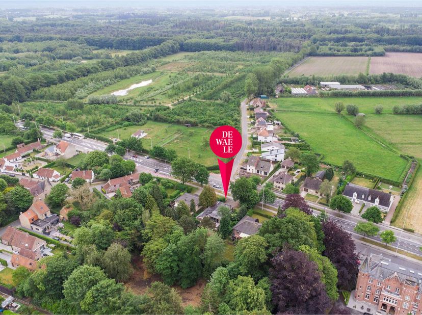 Langs de Maalse Steenweg bevindt zich dit verrassend ruim (378m² bewoonbare oppervlakte), polyvalent huis (°1976 - EPC 249) op een perceel van 956m² t