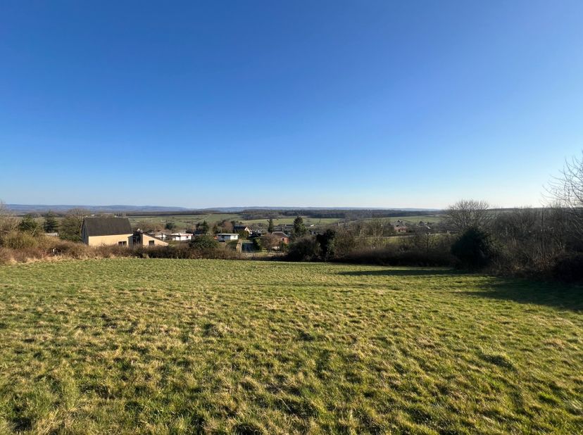 Magnifique terrain à bâtir de 1.276 m² situé sur les hauteurs de Somme-Leuze, dans une rue sans issue.&lt;br /&gt;
Cette parcelle offrant une magnifique vue