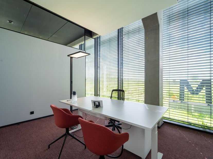 Dans le nouveau centre d&#039;affaires V.Futurum, différents espaces de bureaux sont disponibles de 14,8 m² à 28 m². Grâce à son bon emplacement sur le Rij