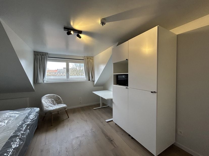 **ACADEMIEJAAR 2025-2026 - ENKEL STUDENTEN/STUDENTS ONLY**&lt;br /&gt;
In de Tiensestraat bieden we met veel plezier enkele studentenkamers met eigen sanita