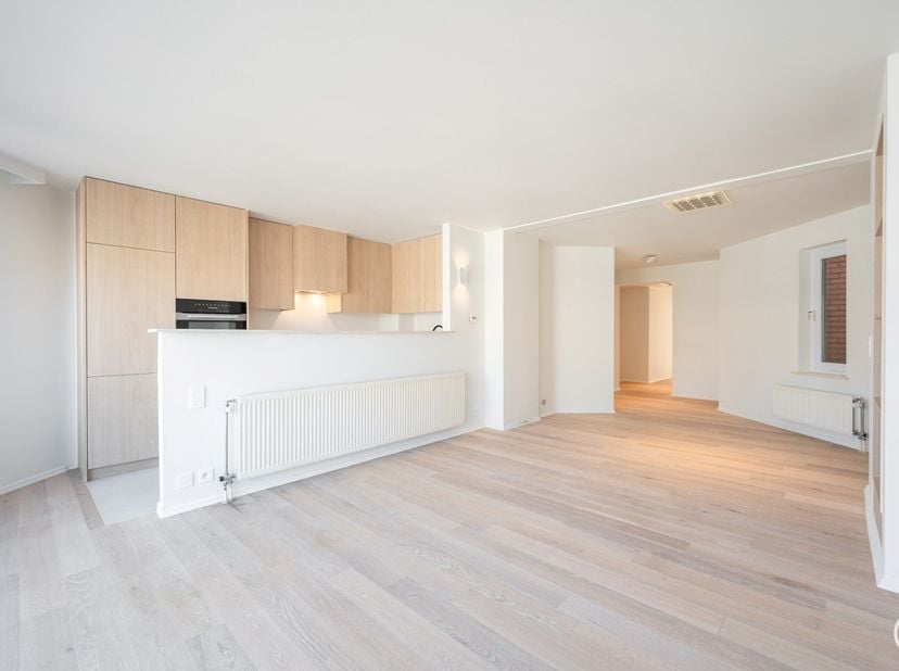 NON MEUBLÉ - Appartement rénové avec goût avec une belle façade situé sur l&#039;avenue Lippens à quelques pas de la plage.&lt;br /&gt;
DISPOSITION : entrée avec