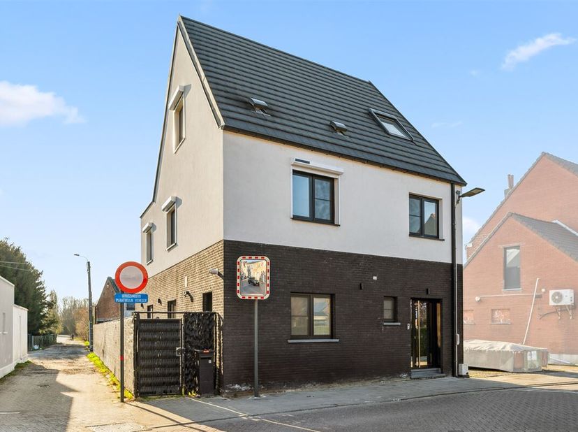 En bordure de Malines et Sint-Katelijne-Waver, vous trouverez cette maison neuve jumelée avec pas moins de 5 chambres spacieuses, dont 2 sous un toit.