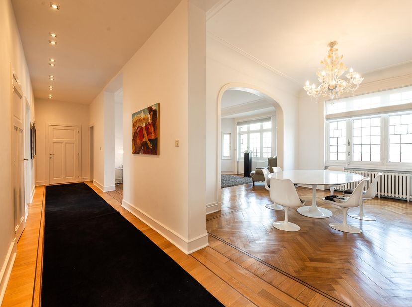 Idéalement situé à proximité du parc du Cinquantenaire et du quartier européen, dans un immeuble de style Art Déco classé au patrimoine architectural