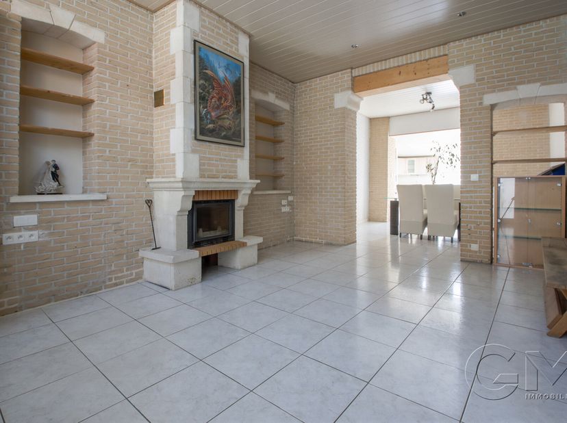 Située à quelques pas de la place d&#039;Herseaux, maison mitoyenne de 4 chambres en excellent état.&lt;br /&gt;
Particularités : habitation idéalement située à
