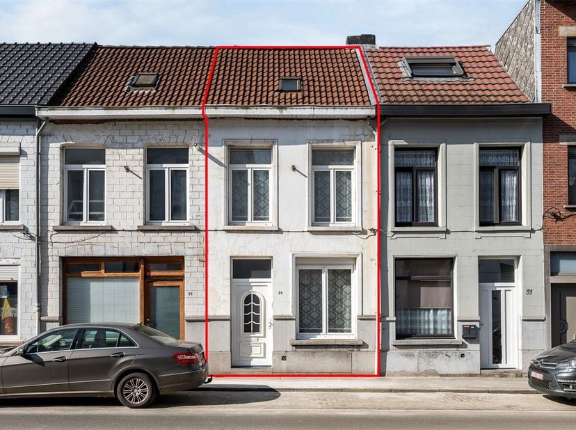 Te renoveren woning met 3 slaapkamers en stadstuin&lt;br /&gt;
Deze ruime woning, gebouwd ca. 1899,  is door de jaren heen onderhouden en opgefrist waar nod