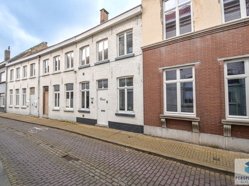 Deze charmante woning bevindt zich in het centrum van het mooie Dudzele en met een vlotte bereikbaarheid naar invalswegen. In de woning heerst een war