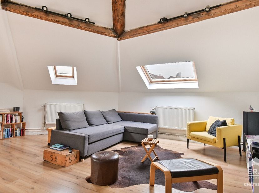 ERA CHATELAIN biedt u dit pas gerenoveerde appartement aan, ideaal gelegen in de Europese wijk in Sint-Joost-Ten-Node, met een oppervlakte van 88 m² (