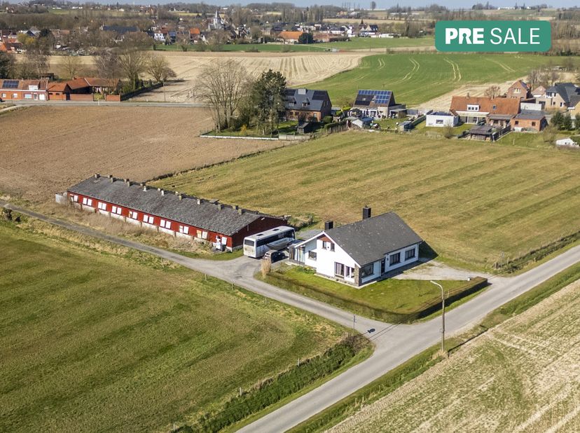 Uniek gelegen bouwgrond/renovatieproject te koop! De omgeving van de Einde Munkendoornstraat in Bellegem biedt een perfecte balans tussen rust en bere