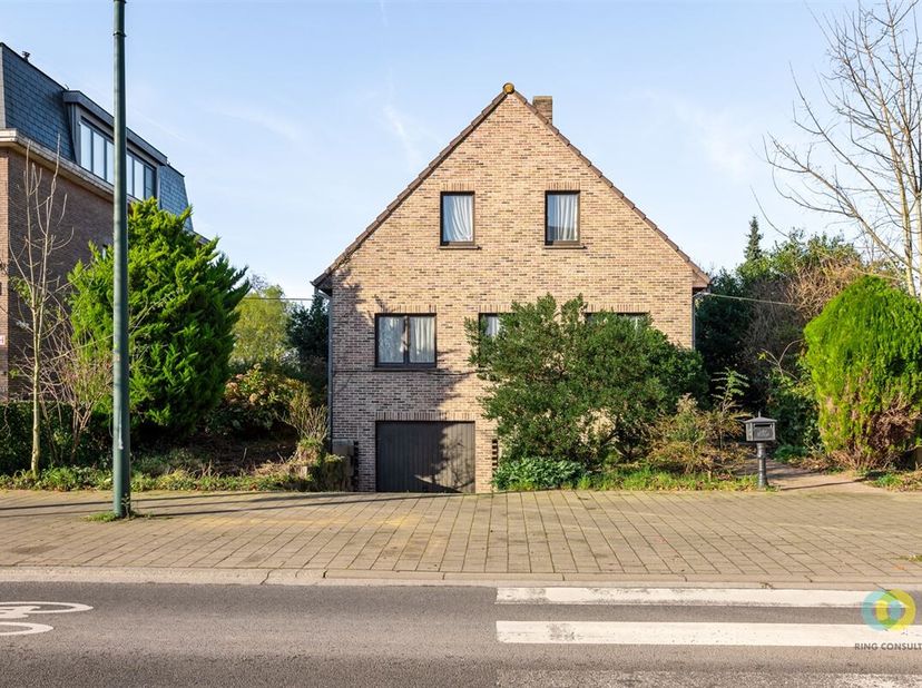 ** OPTIE** Deze te renoveren villa in Neder-Over-Heembeek biedt een unieke kans voor wie op zoek is naar een woning met karakter en potentieel. Gelege