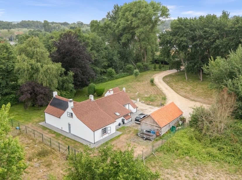 VILLA OP 4.000M² GROND TE KOOP IN KOKSIJDE!In het hart van de duinen en bossen van Koksijde-Bad bevindt zich een zeer uitzonderlijke villa in fermette