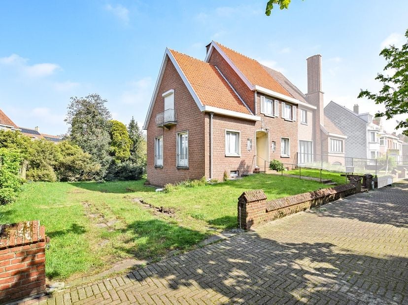 Authentieke te renoveren halfopen woning te Nieuwpoort-Stad op 511 m². Dit renovatieproject kan een pareltje worden. Deze goed gelegen woning omvat in