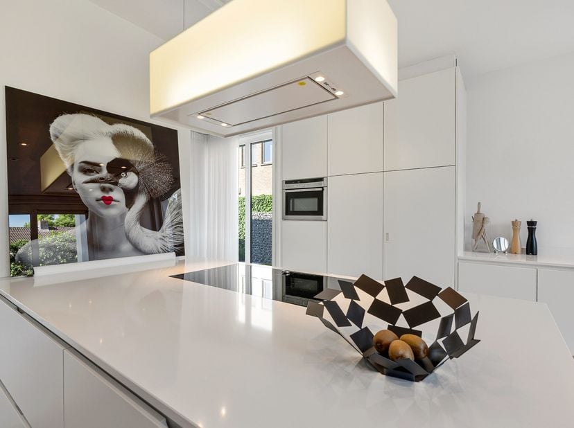In het centrum van Hoogstraten is deze hedendaagse villa, ontworpen door architect Van Gastel De Weerdt, terug te vinden op een perceel van ca. 657 m²