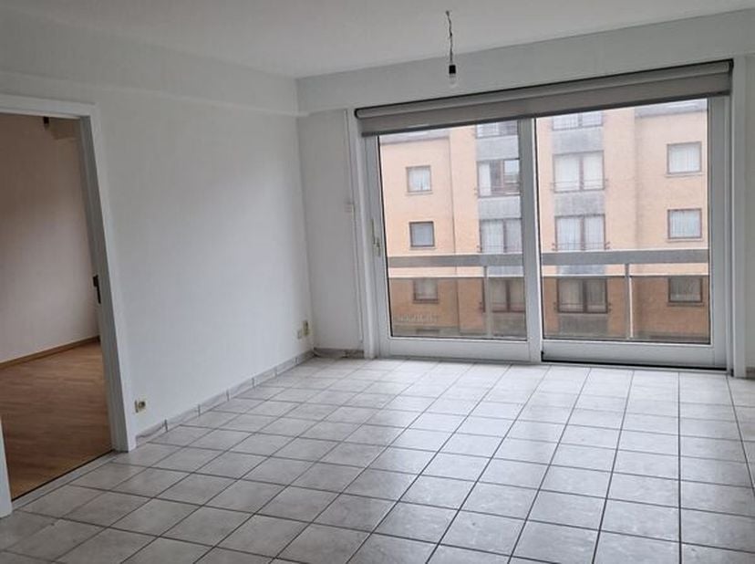 Zeer centraal gelegen appartement met 2 slaapkamers. Indeling : woonruimte met open keuken, apart toilet , badkamer , 2 slaapkamers en balkon. &lt;br /&gt;