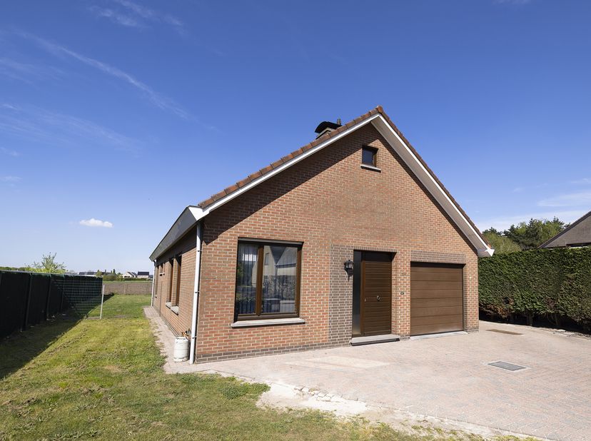 Deze gezinswoning met mogelijkheden in een rustige omgeving heeft een mooie tuin, inpandige garage, ... en 3 slaapkamers (waarvan 2 op het gelijkvloer